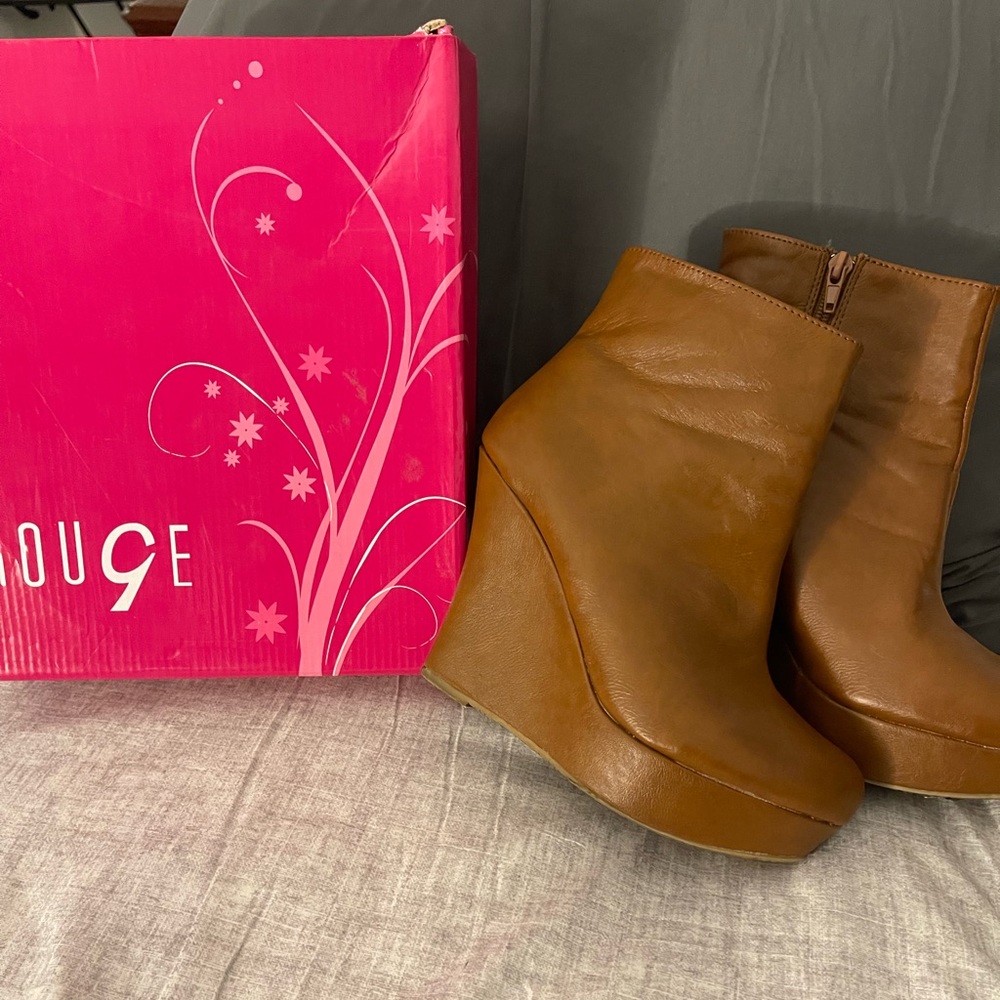 Brown Wedged heels 👠